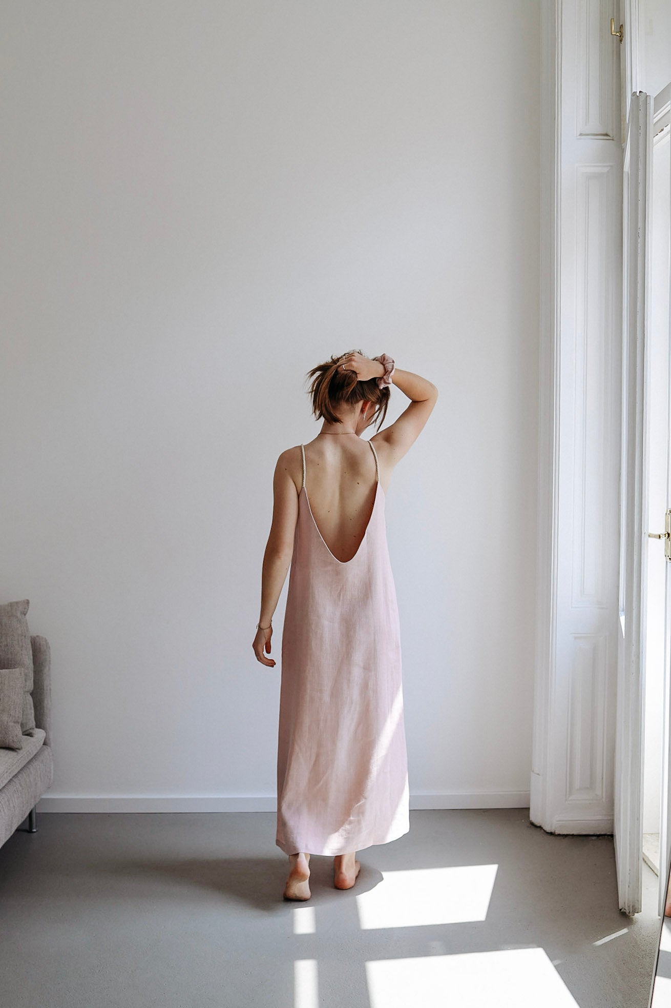 Ľanové šaty s otvoreným chrbtom GUST