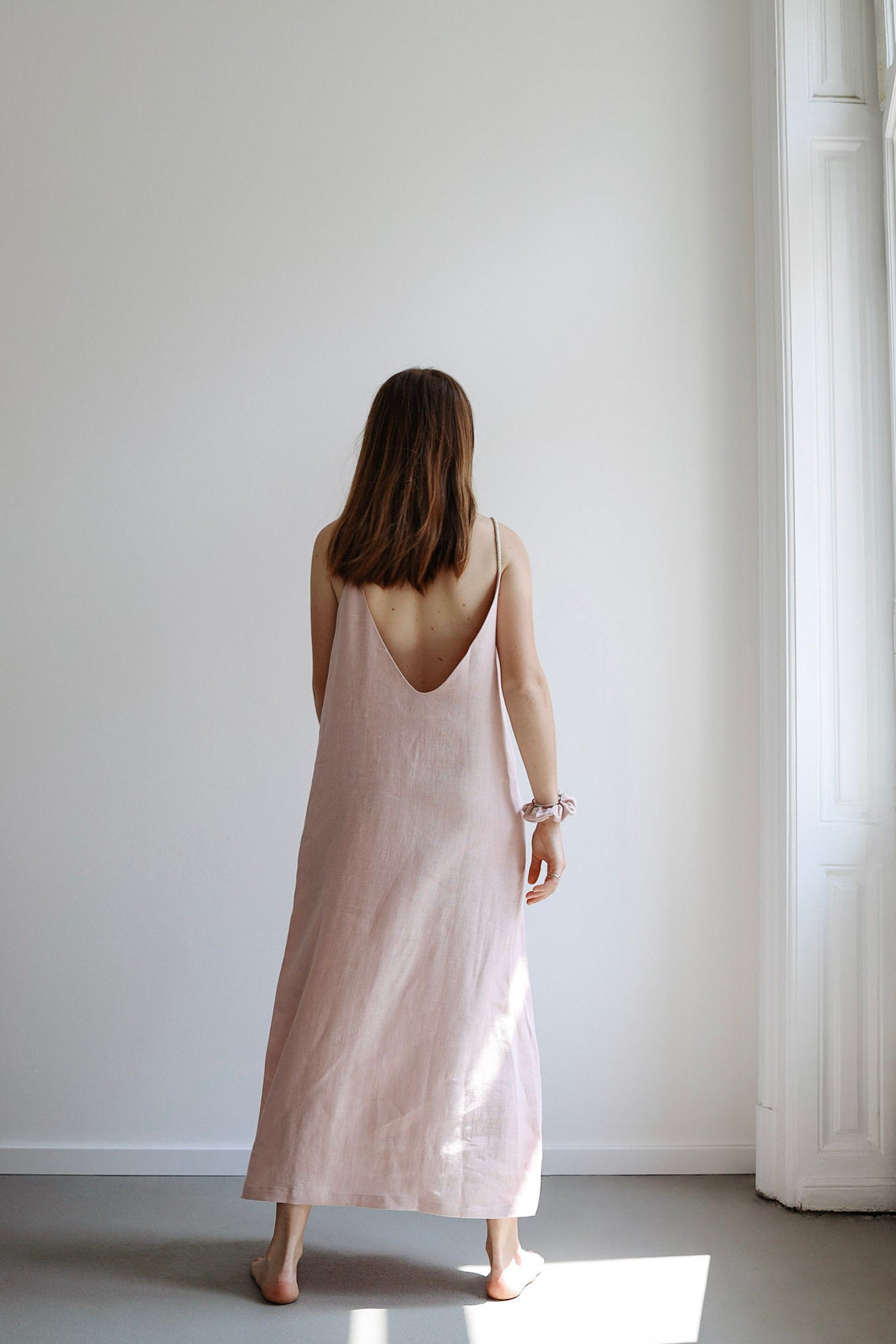 Ľanové šaty s otvoreným chrbtom GUST