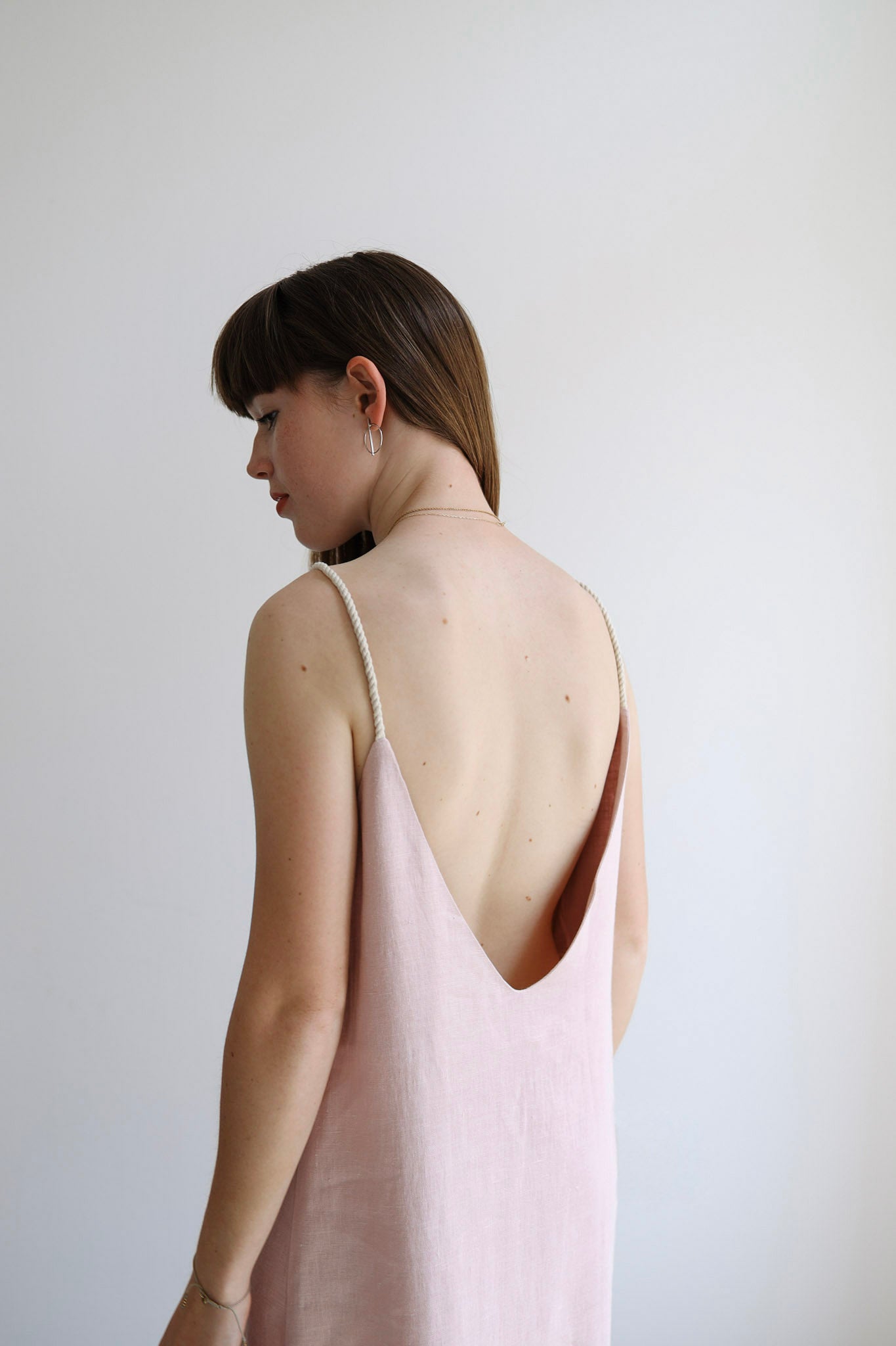 Ľanové šaty s otvoreným chrbtom GUST