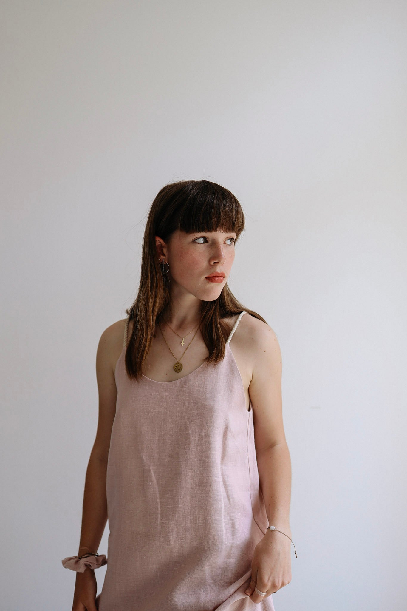 Ľanové šaty s otvoreným chrbtom GUST