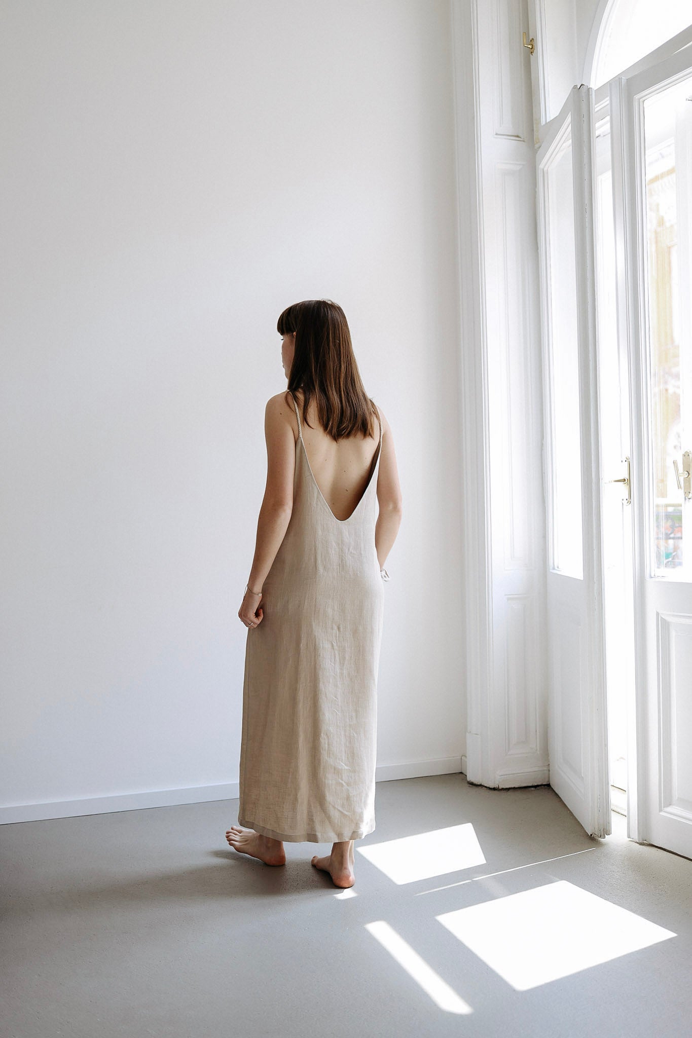 Ľanové šaty s otvoreným chrbtom GUST