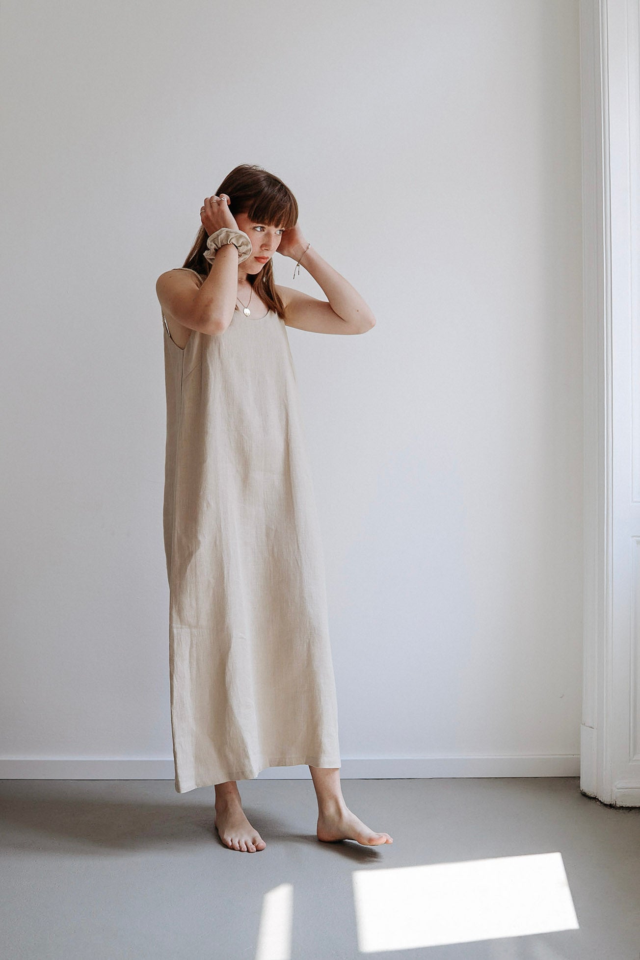 Ľanové šaty s otvoreným chrbtom GUST