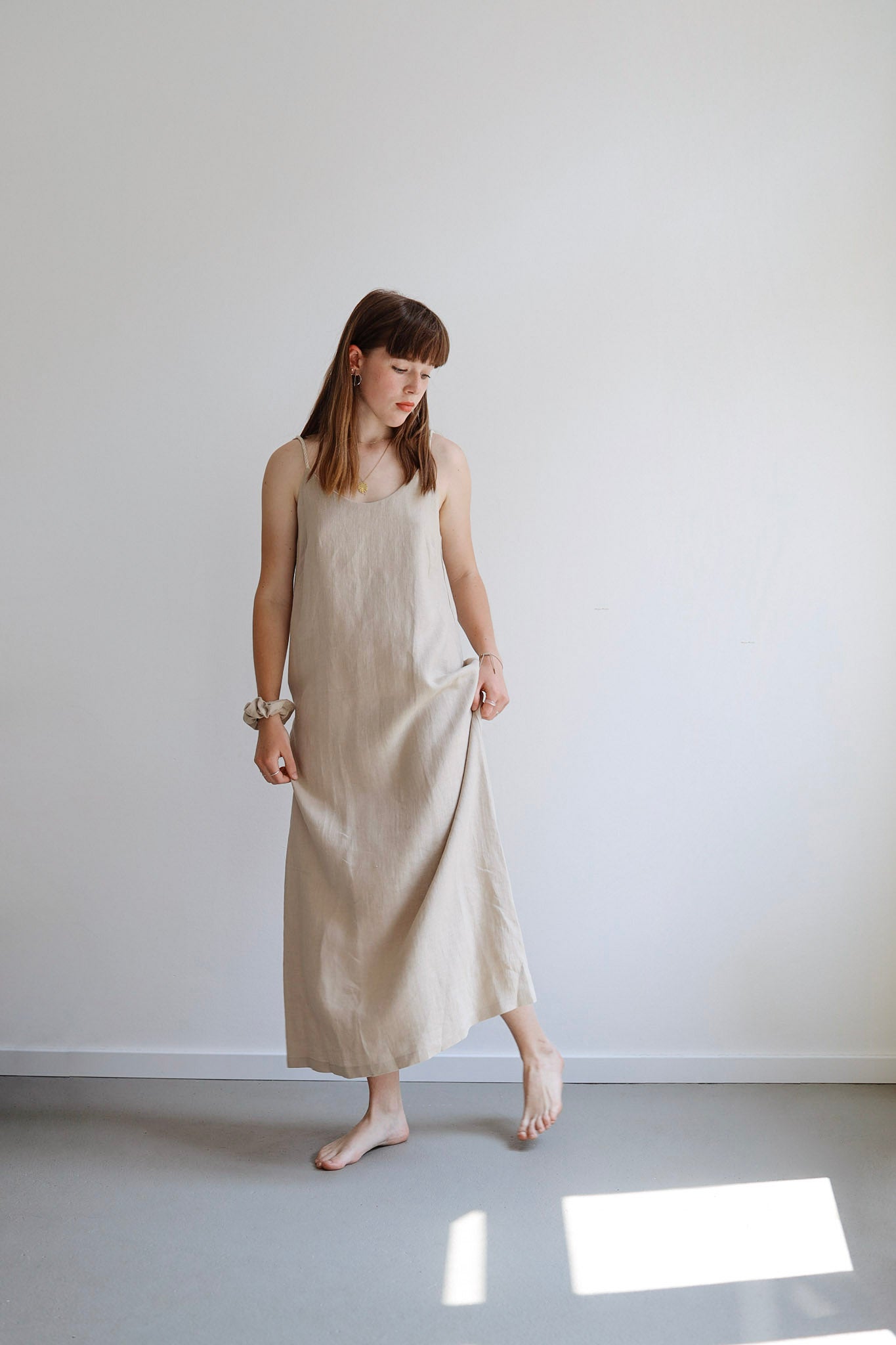 Ľanové šaty s otvoreným chrbtom GUST