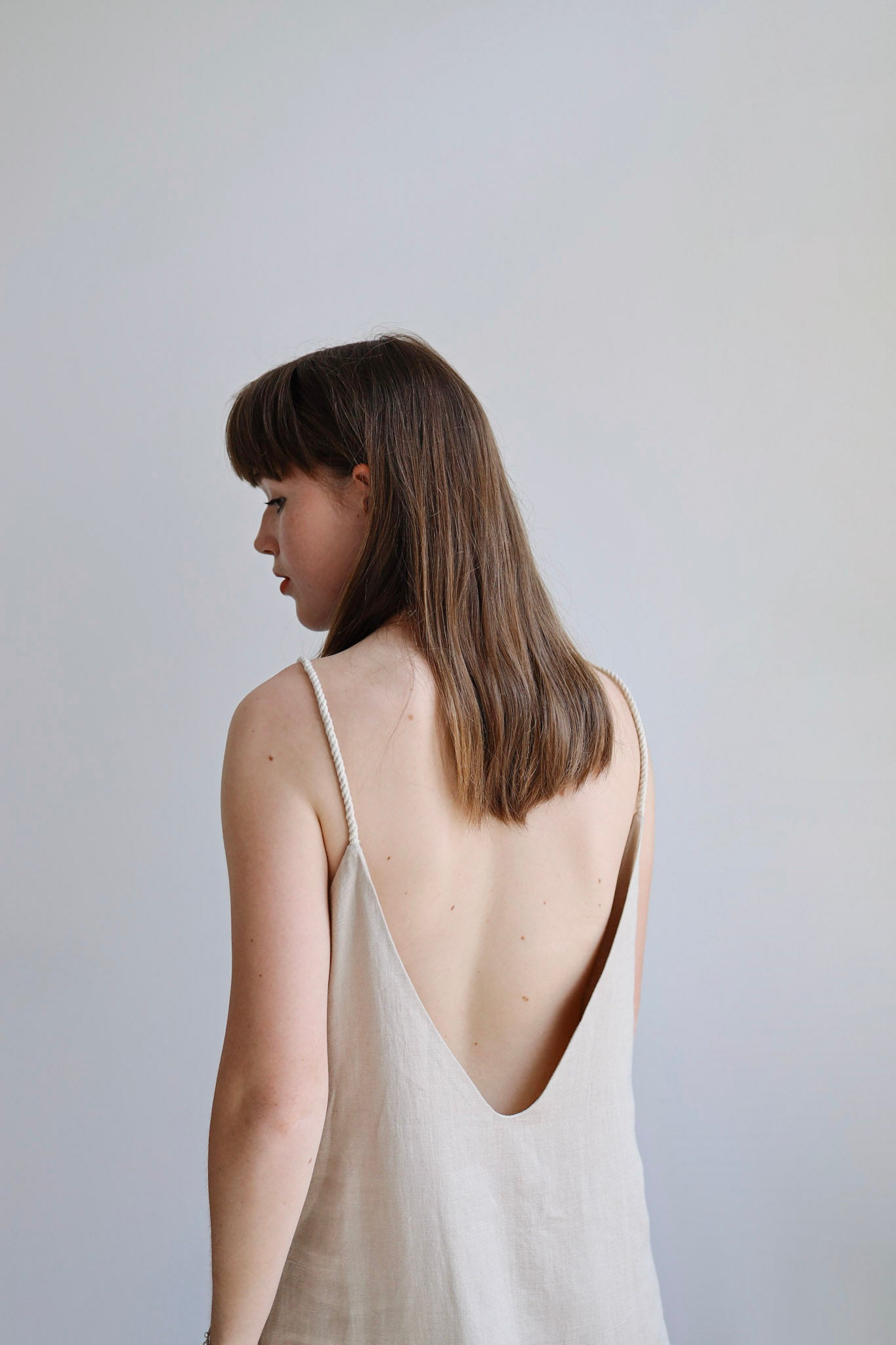 Ľanové šaty s otvoreným chrbtom GUST