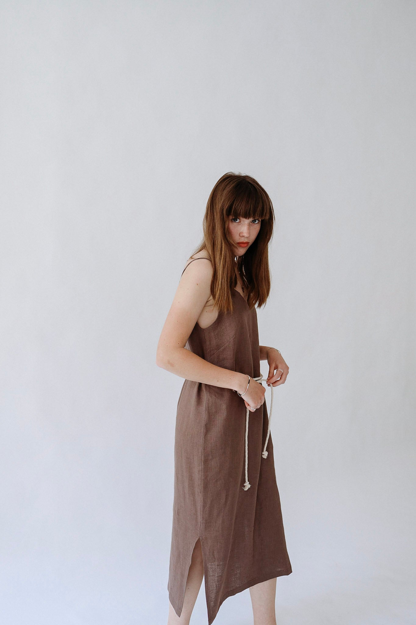 Ľanové šaty s 'V' výstrihom GUST