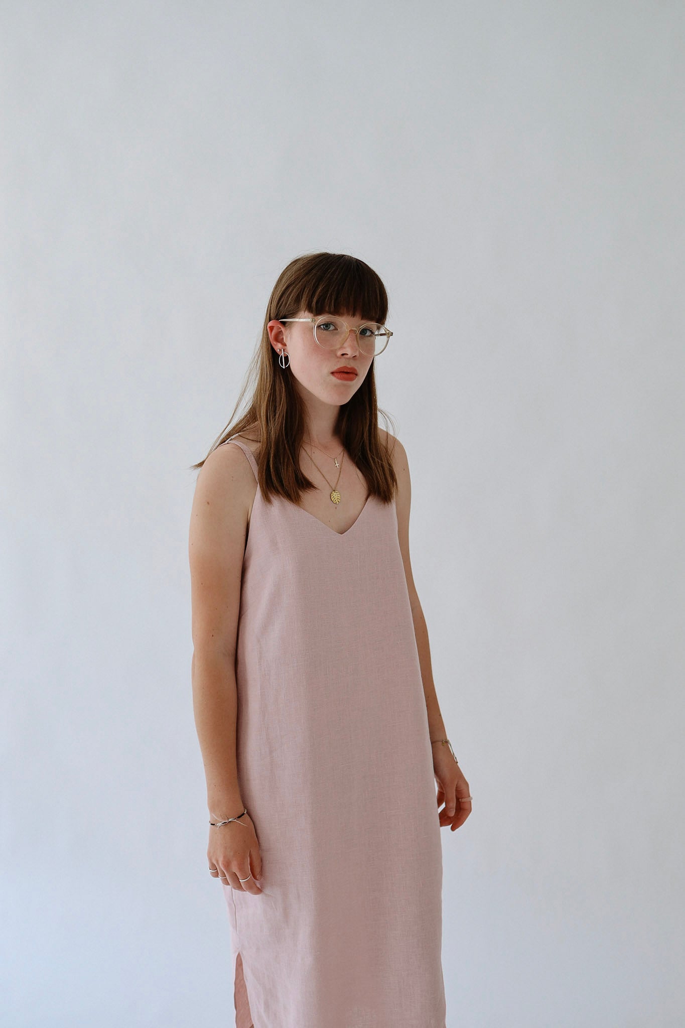 Ľanové šaty s 'V' výstrihom GUST