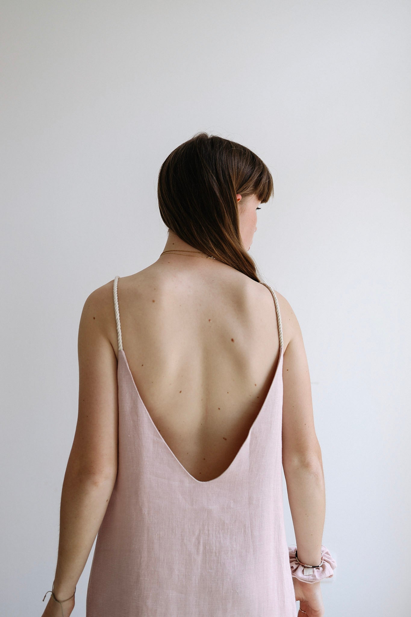 Ľanové šaty s otvoreným chrbtom GUST