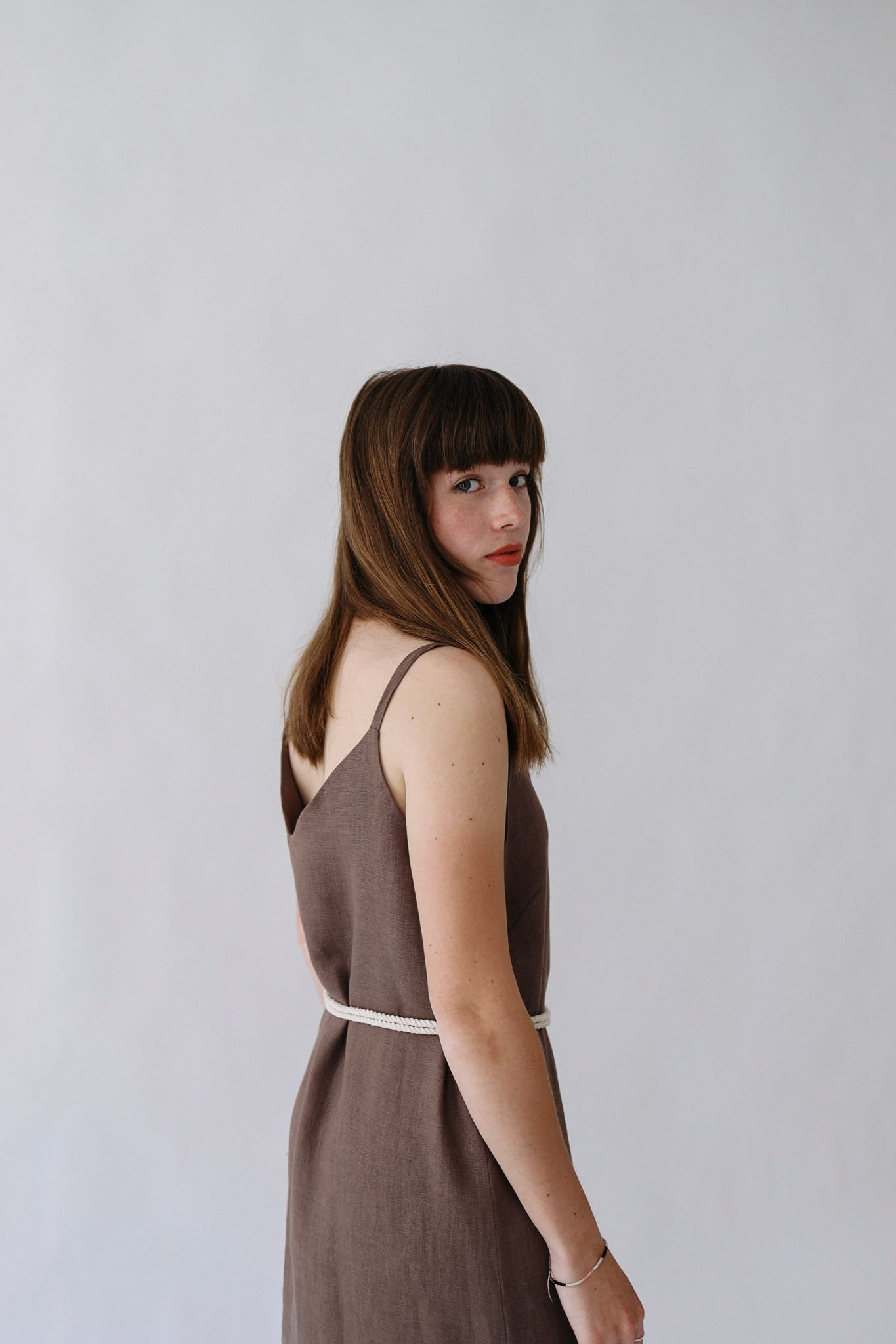 Ľanové šaty s 'V' výstrihom GUST