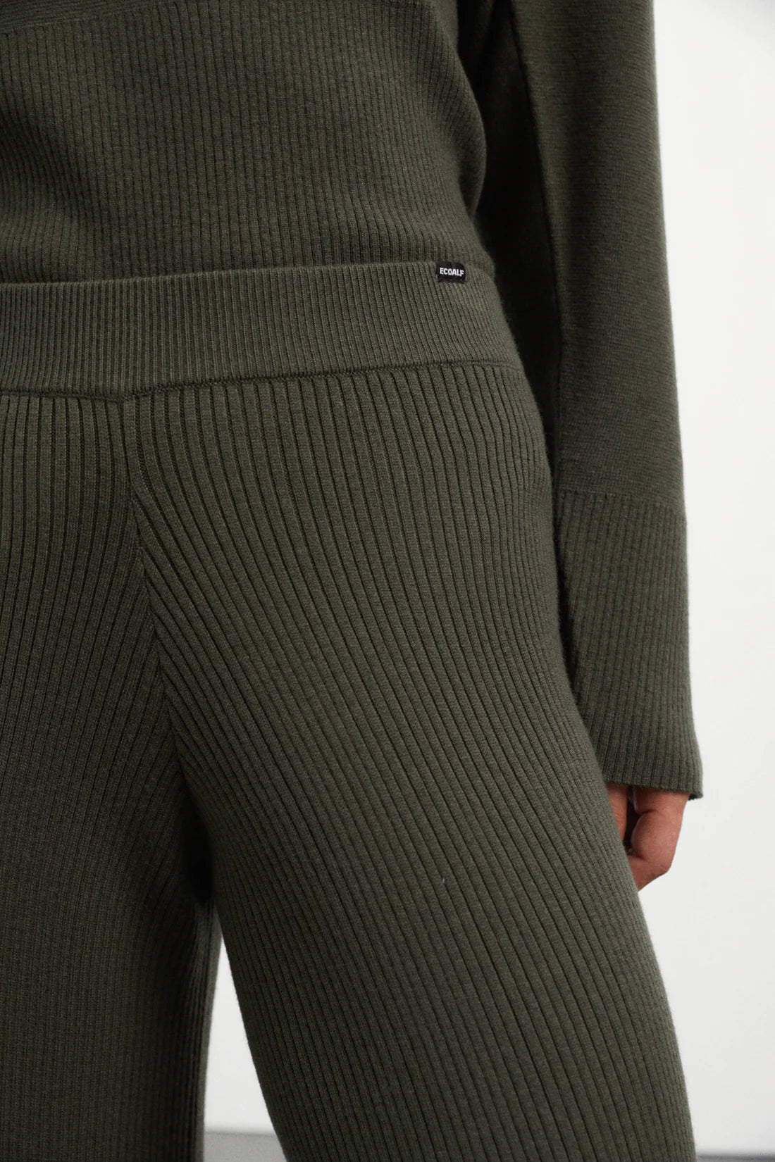 SUSTAINABLE_CLOTHING_ECOALF_CIPRE_PANTS_OLIVE_SLOWFASHION_RECYCLED_WOOL.webp