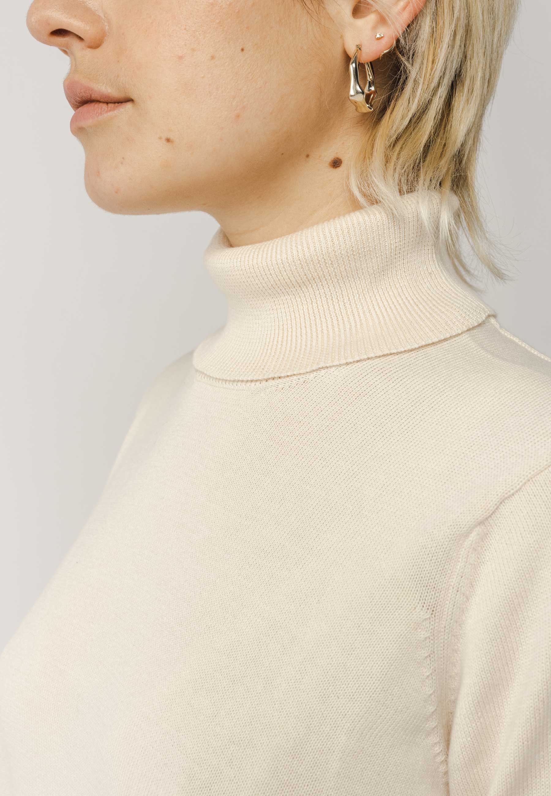 Mayura_Turtleneck-Knit-Jumper_cream_05.jpg