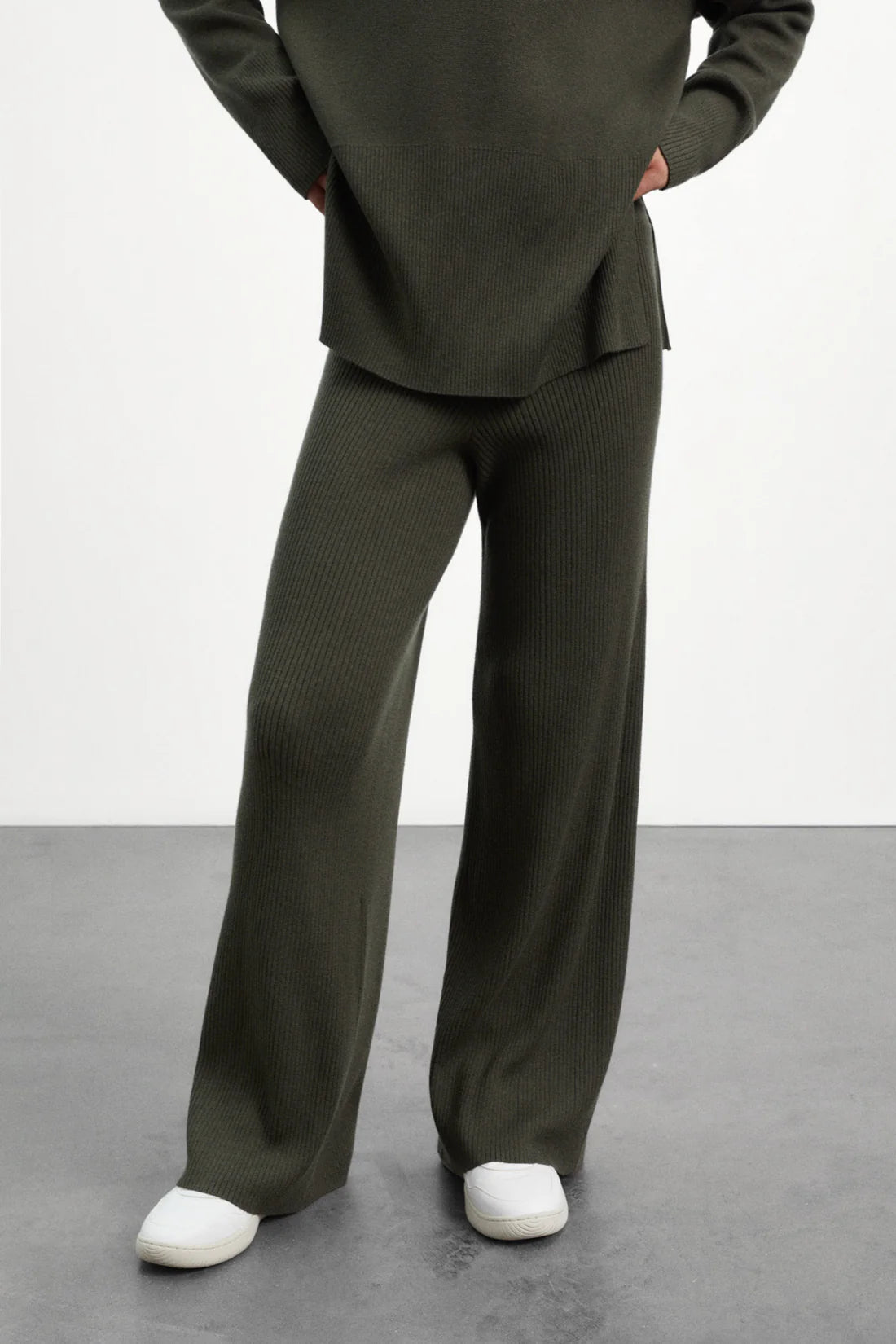 SUSTAINABLE_SLOW_FASHION_ECOALF_CIPRE_PANTS_OLIVE_RECYCLED_FABRICS.webp