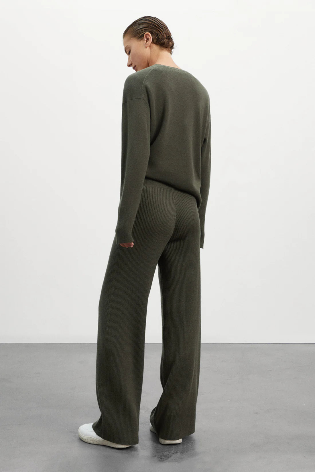 SUSTAINABLE_CLOTHING_ECOALF_CIPRE_PANTS_OLIVE_RECYCLEDWOOL_SLOWFASHION_.webp