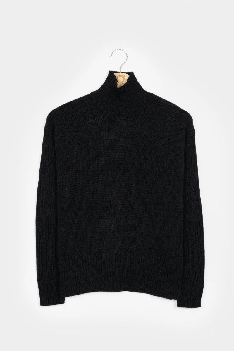 Woman-ribbed-turtleneck-sweater-recycled-cashmere-Erminia-1_65d5b7b4-55a2-43b2-a797-e9e0e7