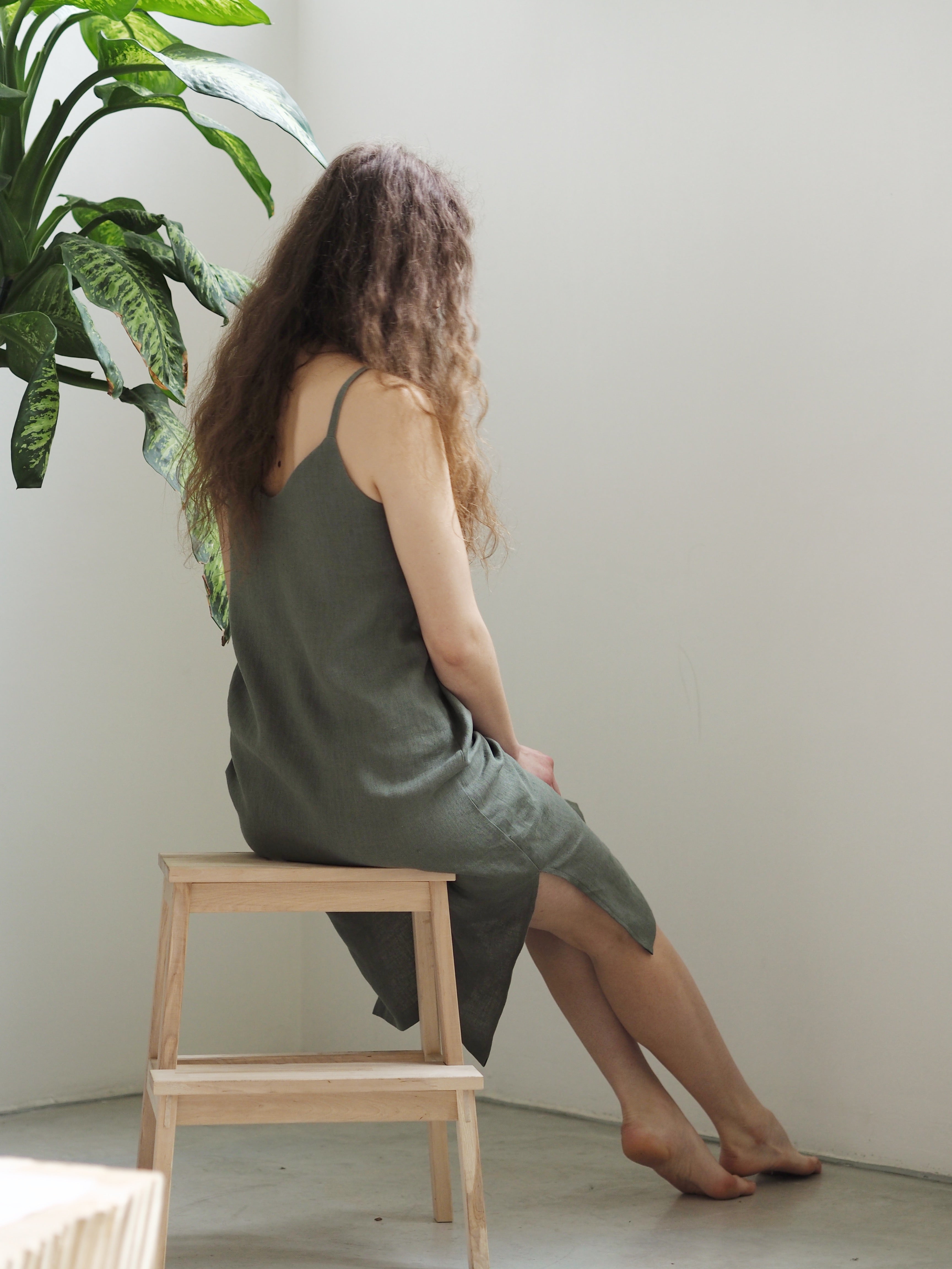 Ľanové šaty s 'V' výstrihom GUST