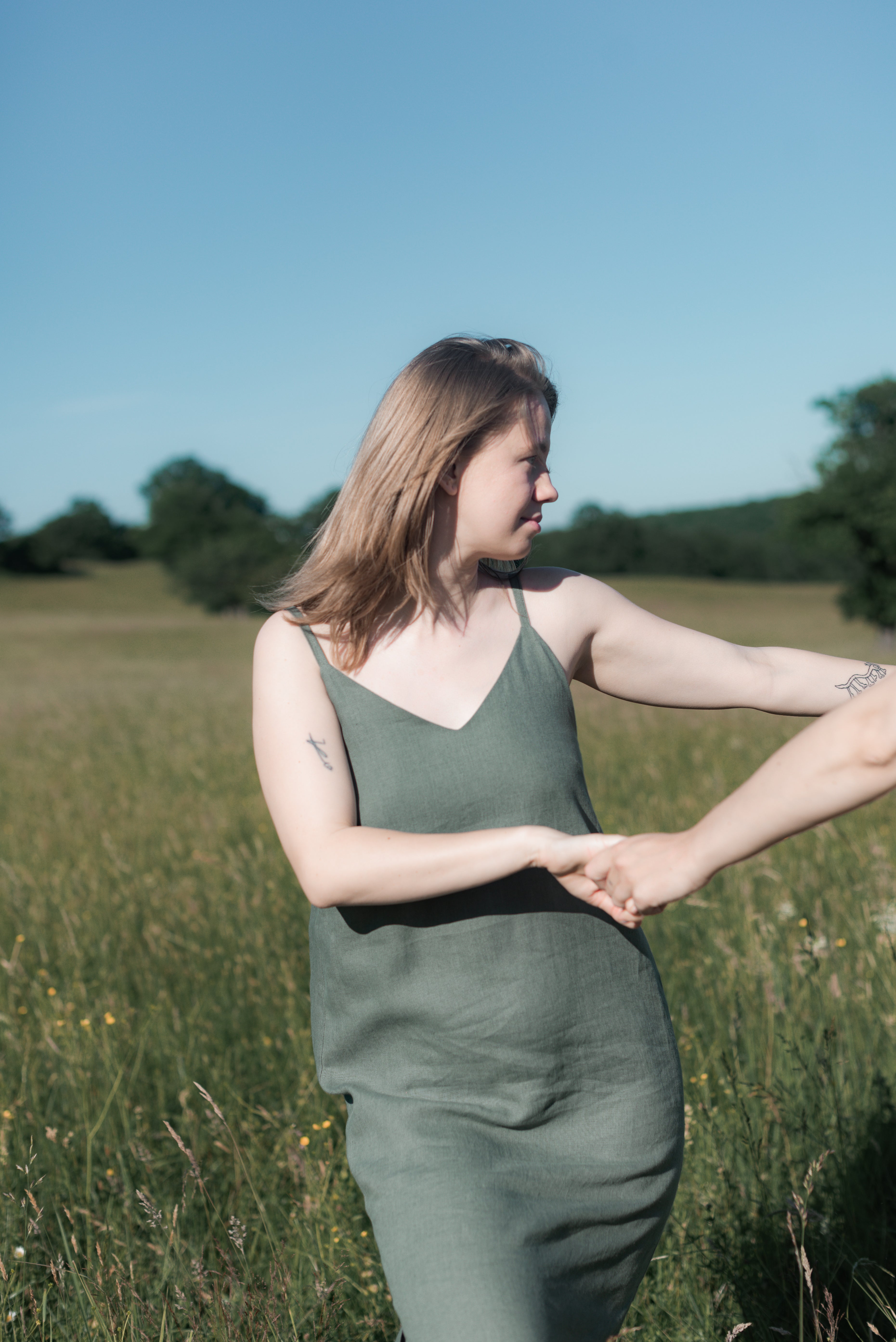 Ľanové šaty s 'V' výstrihom GUST