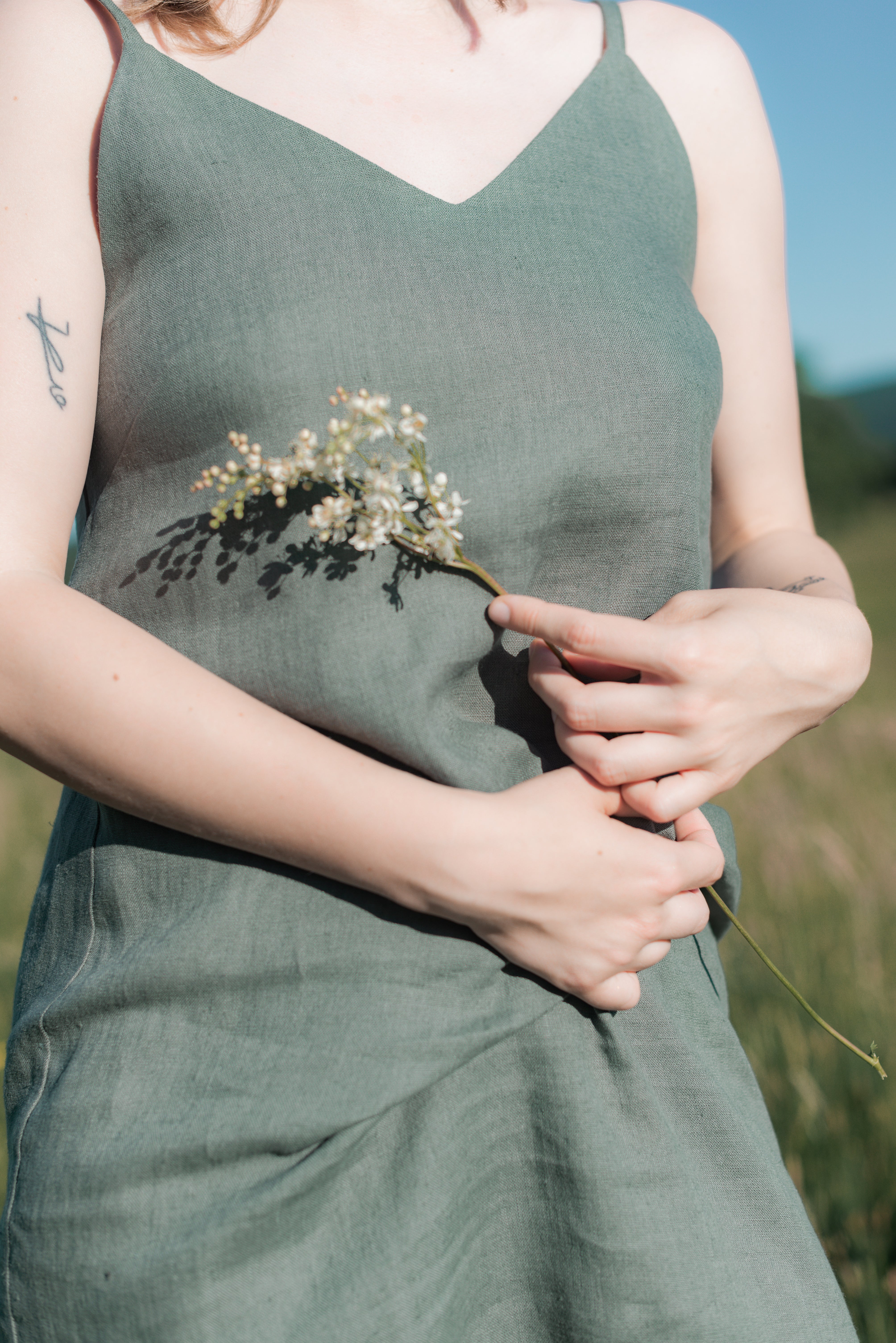 Ľanové šaty s 'V' výstrihom GUST