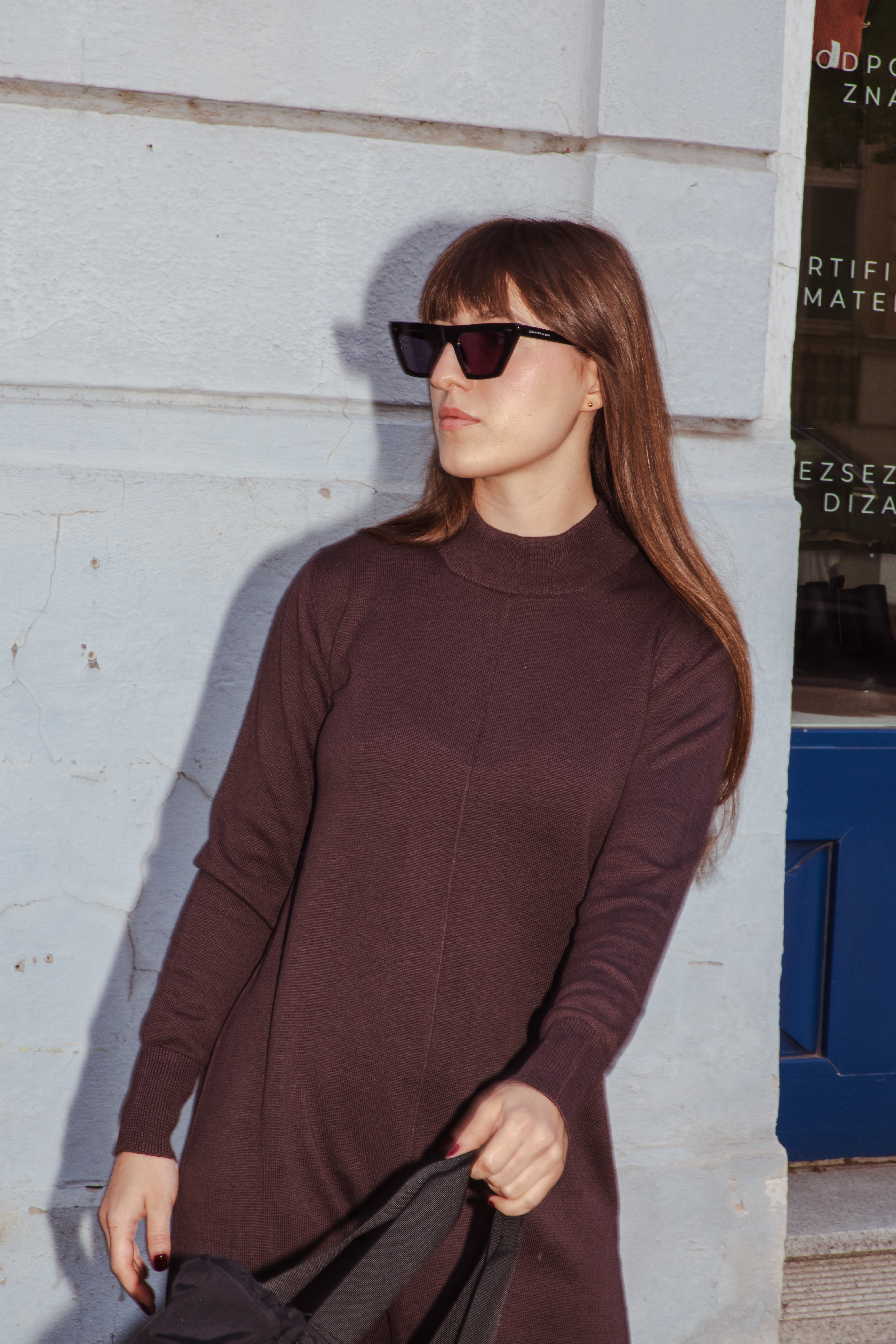 Úpletové šaty MELAWEAR Harleen - Dark Brown