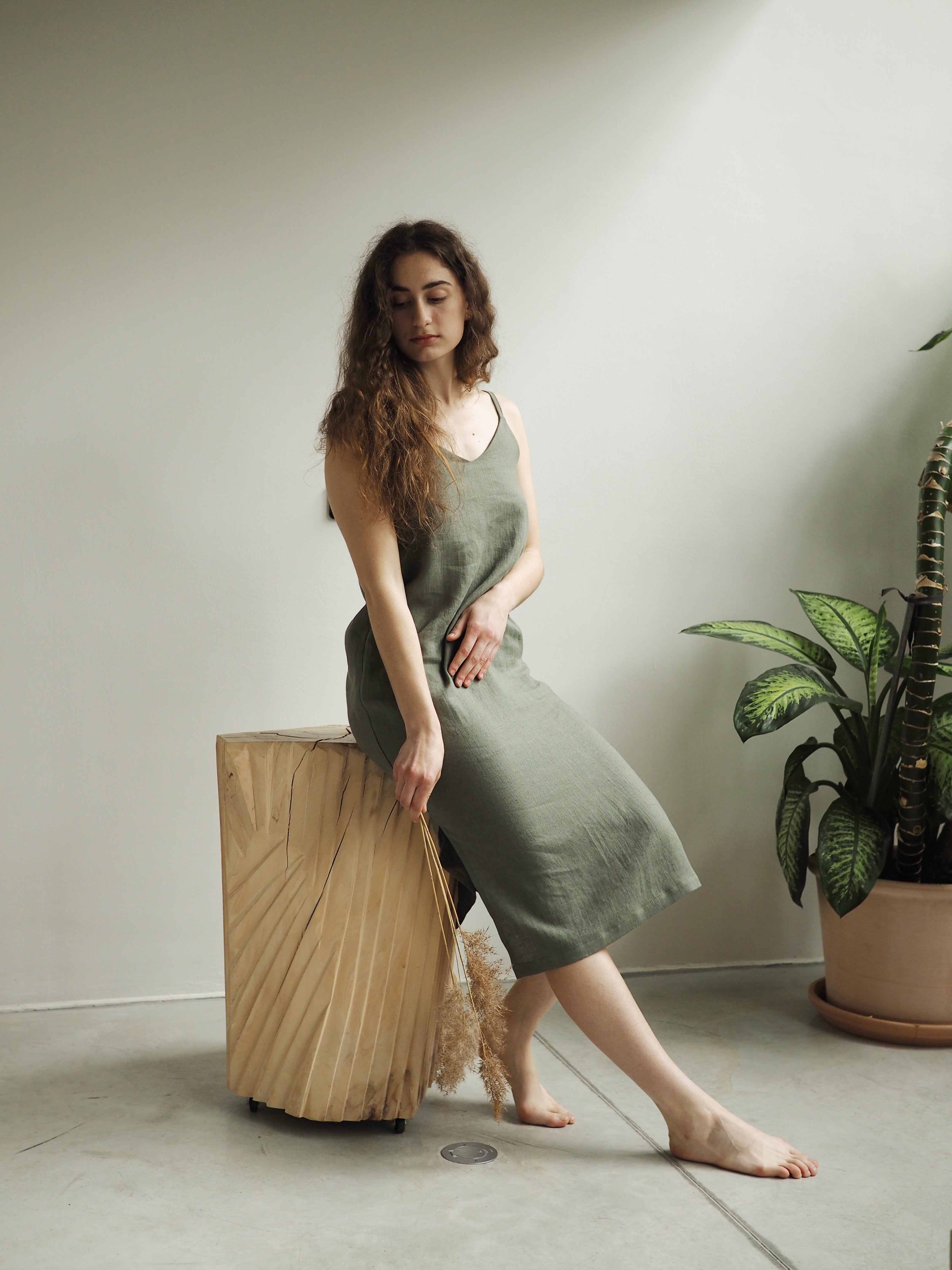 Ľanové šaty s 'V' výstrihom GUST