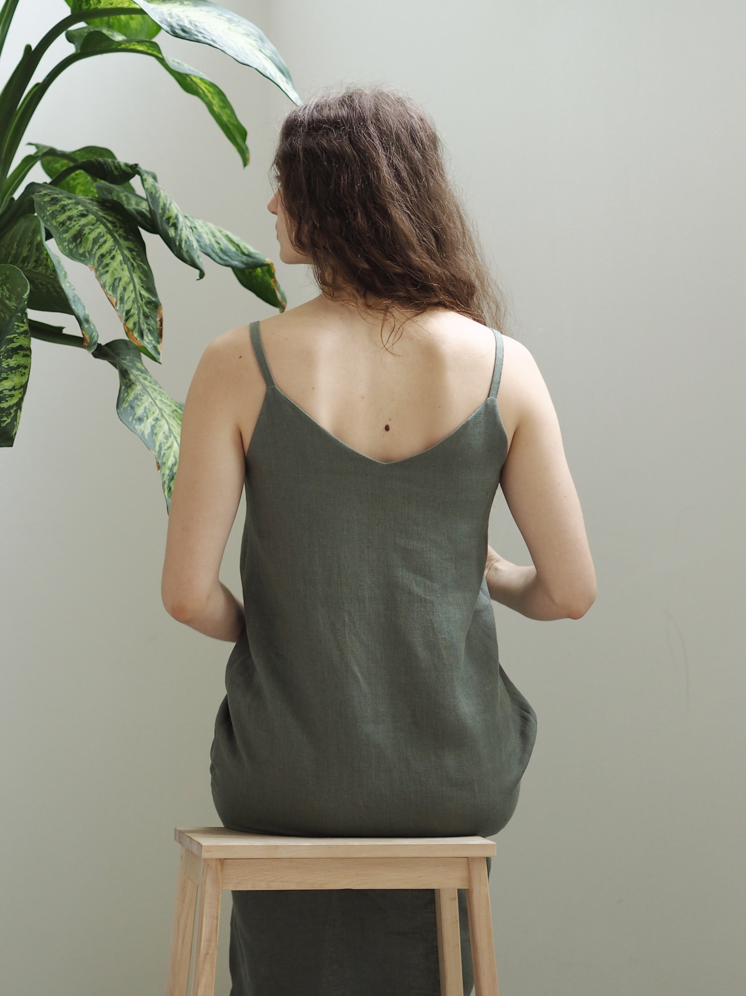 Ľanové šaty s 'V' výstrihom GUST